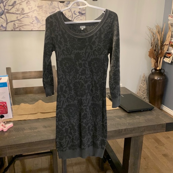 Beautiful floral printed sweater dress. - Picture 1 of 5